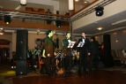 spectacol premiere in care s-au folosit monitoare de scena , instalatie de sonorizare si mixer live